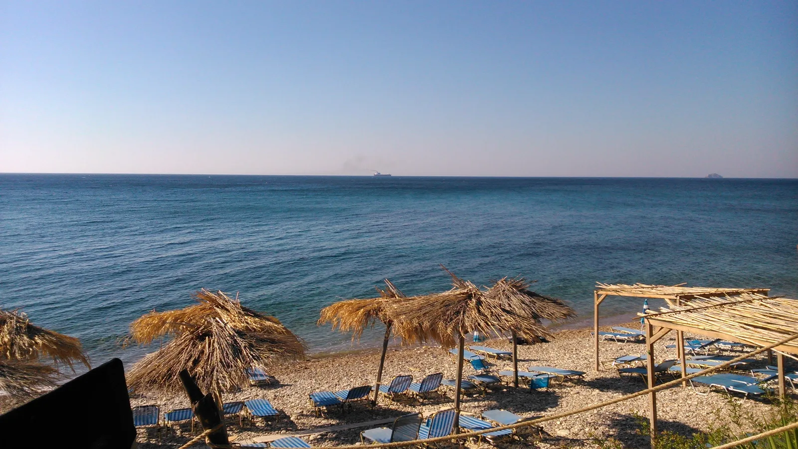 Sakız Adası Karfas bölgesinde plaj ve şezlonglar