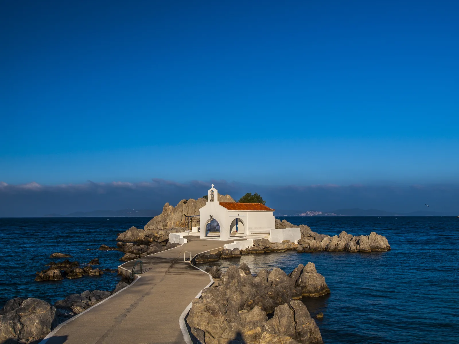 Sakız Adası deniz kıyısında beyaz kilise